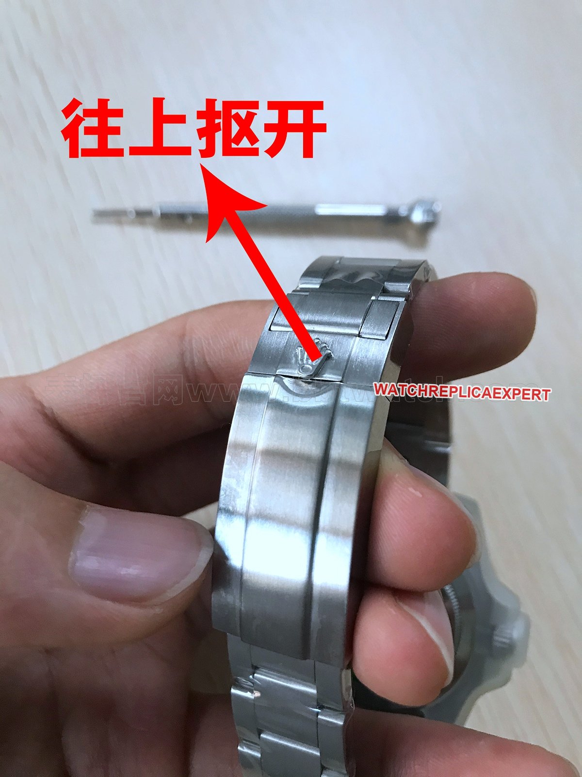 Rolex Rolex Green Aqua Buckle Guide: Open the Oyster Safety Clasp and Remove the Rolex Aqua Bracelet Strap