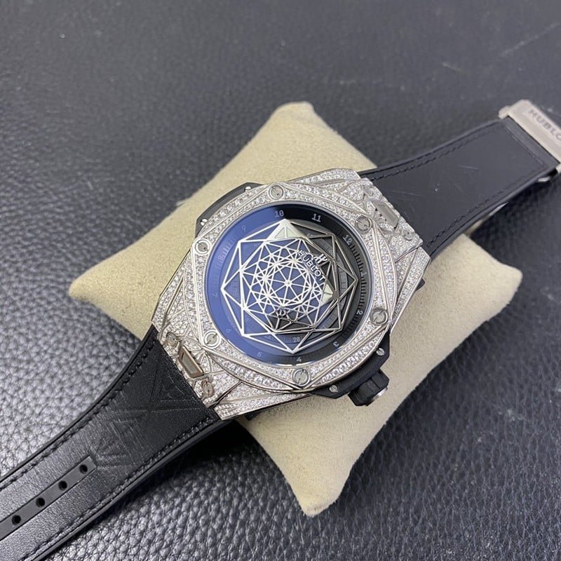 Difference between Collectwatches and authentic