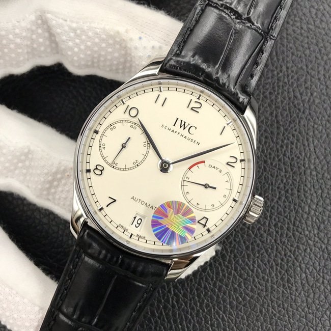 How to Choose a Watch That Balances Formal Attire and Casual Style for Around 40,000 Yuan