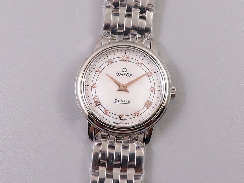 Essential Mechanical Chronographs: The Breitling Watches Urban Women Wear Daily