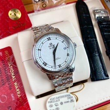Between Omega and Longines, which men's watch worth over 100,000 yuan has higher style and specifications?