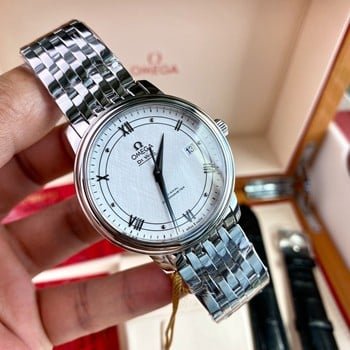 Diamond-Set Omega Women's Watches: What Cars Do Wearers Drive, and What's the Price?