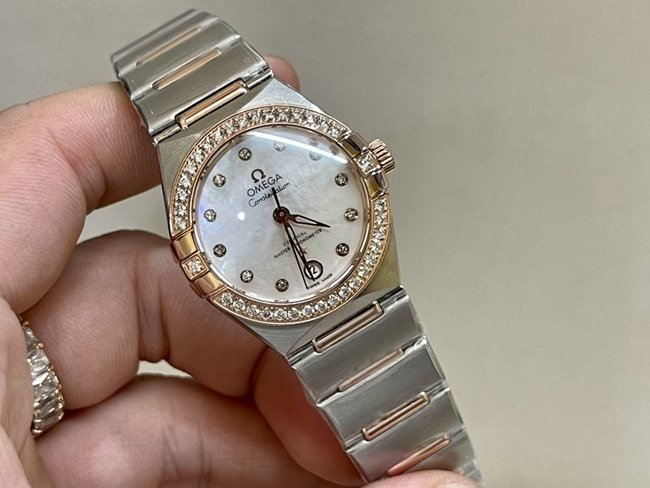 Elegant CollectOmega Constellation Women's Timepiece with Steel Strap and Quartz Movement