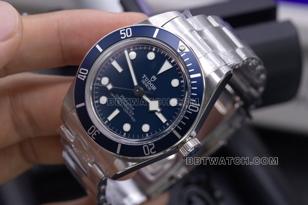 1-1 CollectMechanical Watches: Manual and Automatic Date Adjustment Mechanisms Explained