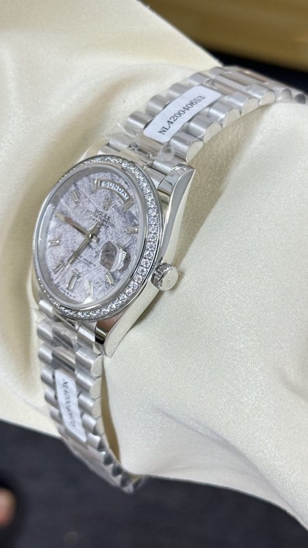 A Guide to Choosing the Perfect CollectWatch: Material, Brand and Price Tips