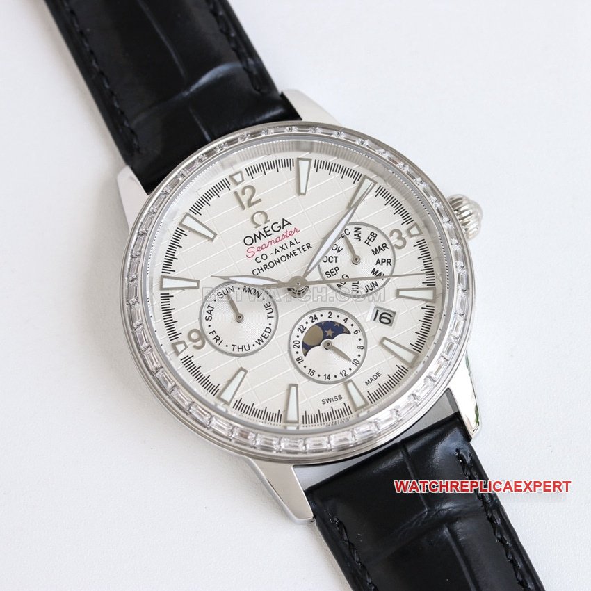 OmegaSeamastertop-tier 1:1high-quality replica white black dialleather strap model 210.30.42.20.01.021front live photo