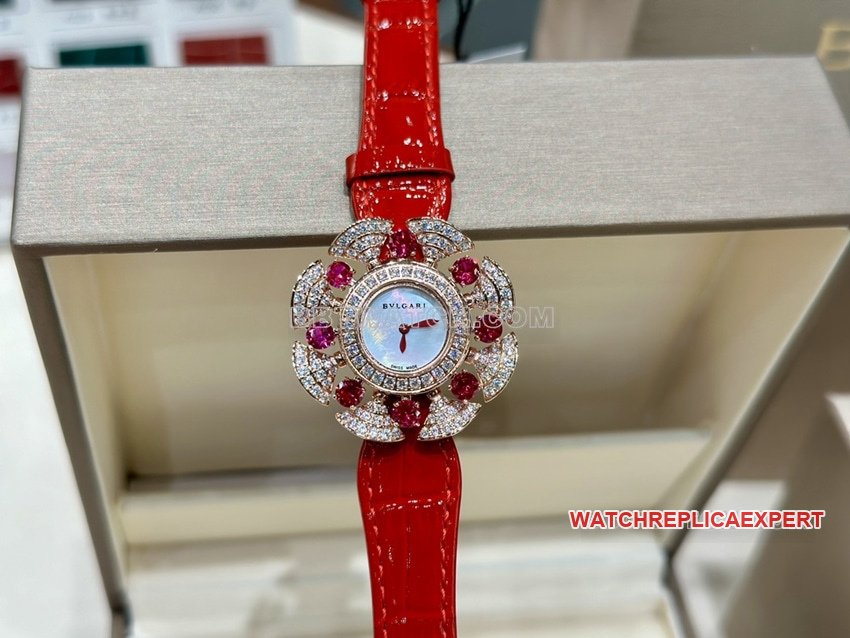 Bvlgari Top Replica DIVAS' DREAM Cadran en nacre blanche Montre à quartz rouge 103754 — luxury replica watch guide | Watch Replica Expert