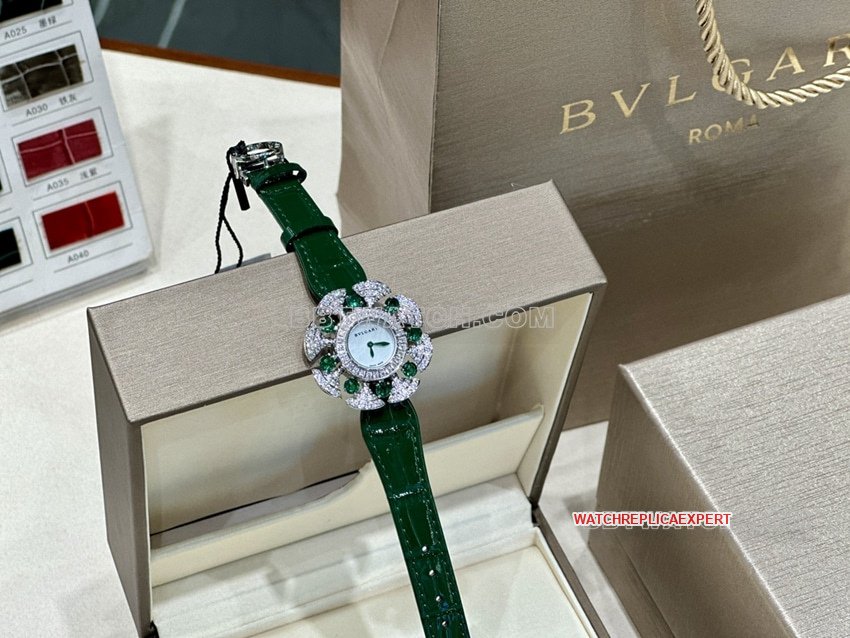 Bulgari One-to-One Super A super clone Relógio de quartzo modelo verde com mostrador em madrepérola branca 103505 — detailed review and buying guide | Watch Replica Expert
