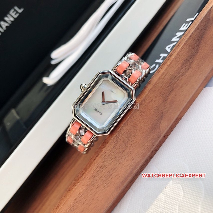 Chanel1:1super clone white mother-of-pearl dial pink leather chain braceletfront live photo
