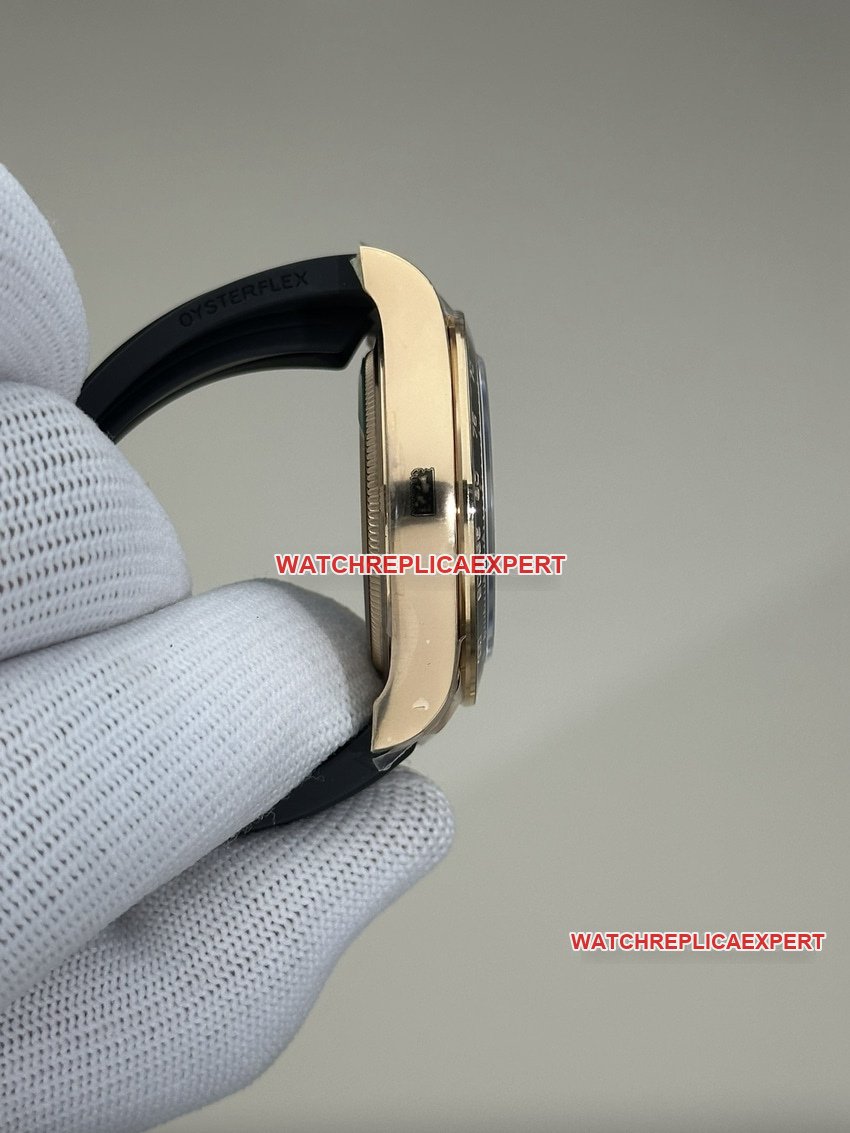 Clean FactoryRolexDaytonasuper cloneblack dialrose gold rubber model 126515side live photo