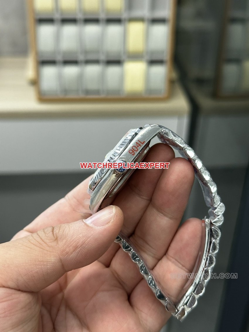 GM FactoryRolexDay-Date type top-tier replica ice blue dial Middle East time scale side live photo