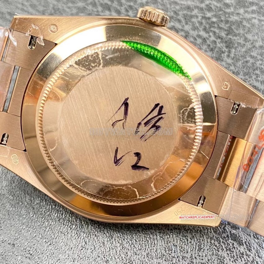 GM FactoryRolexDay-Date type 1:1super clone olive green dialrose goldm228235-0025caseback live photo