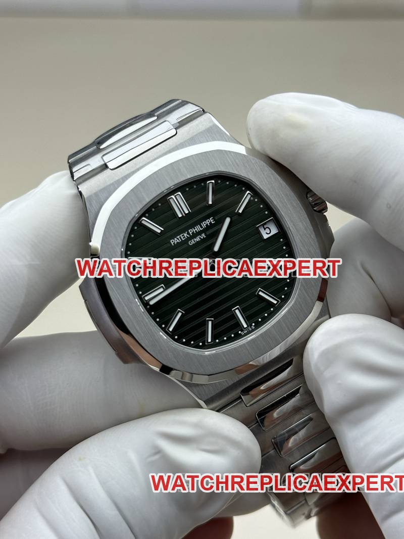 Patek Philippe super clone watch BBF factory Nautilusgreen dial324movementsteel bracelet model front live photo