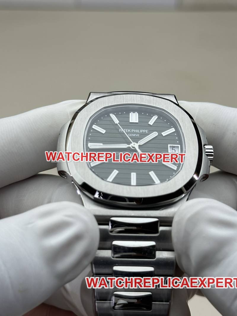 Patek Philippe super clone watch BBF factory Nautilusgreen dial324movementsteel bracelet model front live photo