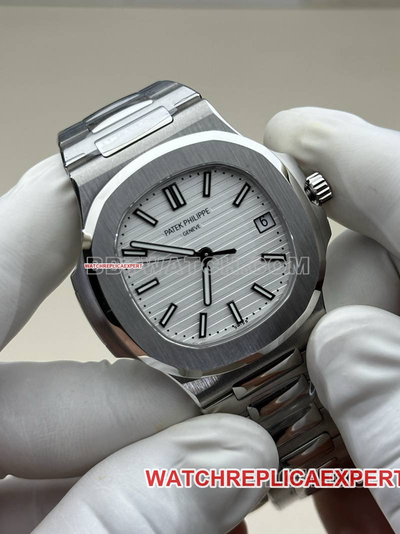 Patek Philippe best replica watch BBF factory Nautiluswhite dial324movementsteel bracelet model front live photo
