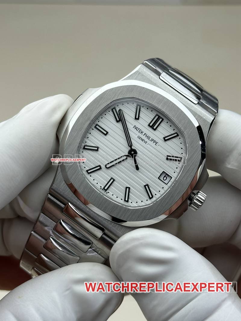 Patek Philippe best replica watch BBF factory Nautiluswhite dial324movementsteel bracelet model front live photo