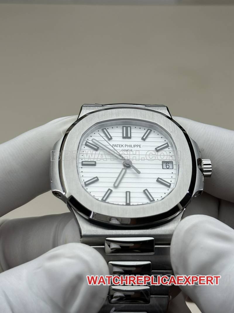 Patek Philippe best replica watch BBF factory Nautiluswhite dial324movementsteel bracelet model front live photo