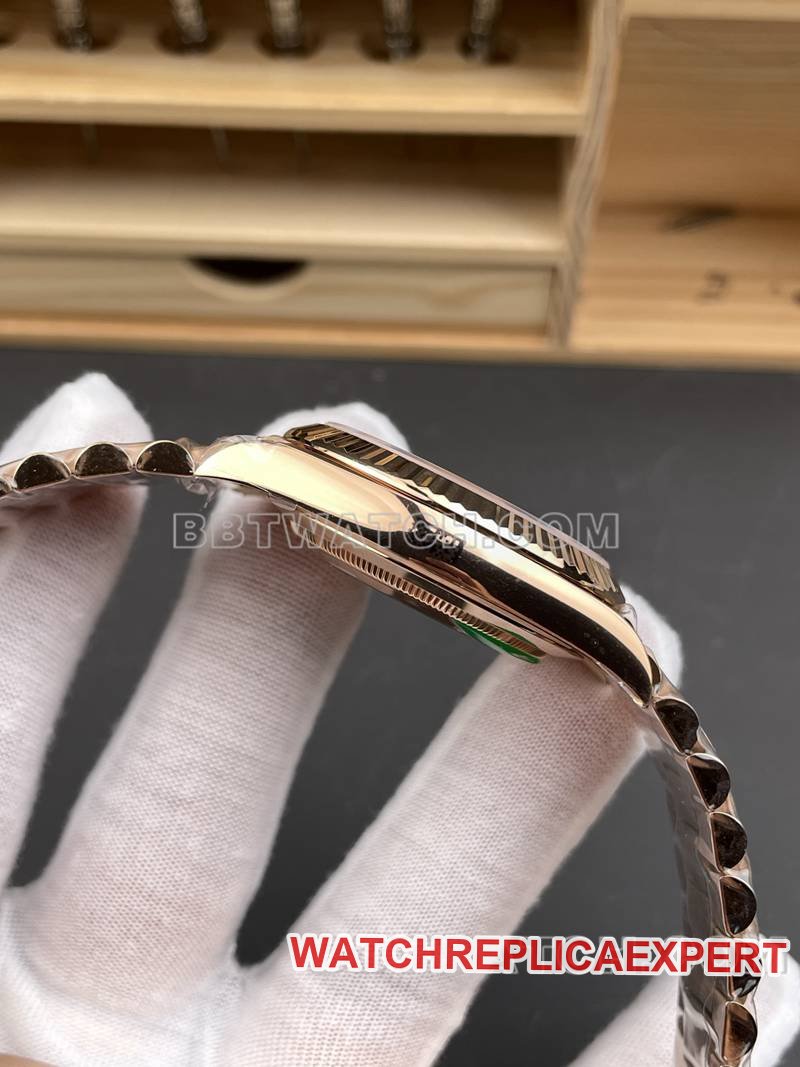Rolex best replica watch RC factory Day-Date40mmgreen dial3255rose goldsteel bracelet model side live photo
