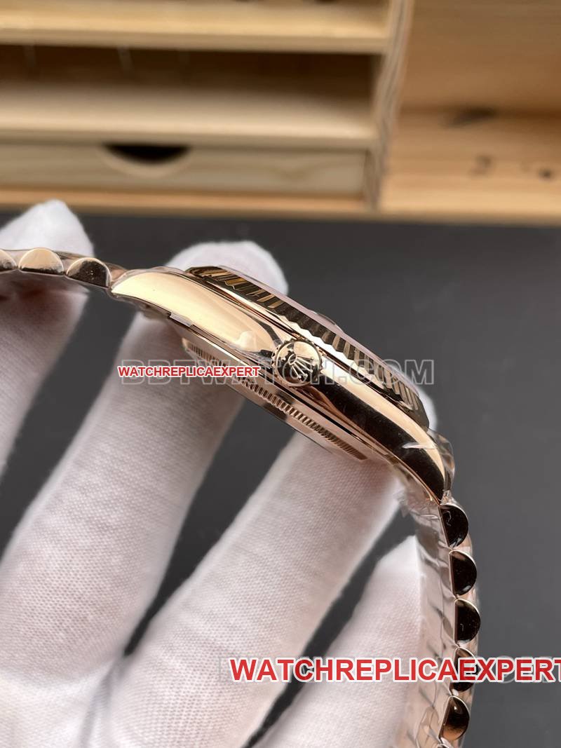 Rolex best replica watch RC factory Day-Date40mmgreen dial3255rose goldsteel bracelet model side live photo