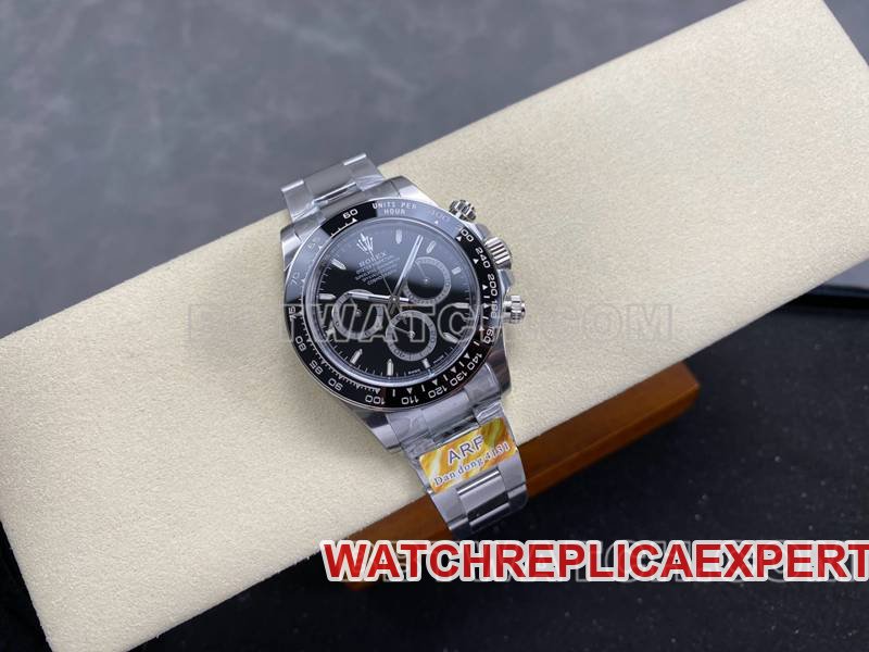 Real-life photos of the front of the ARF Factory Rolex 1:1 replica Daytona with a black dial, spade-shaped hands, model 4131, and steel bracelet