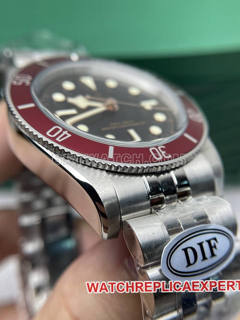 Tudor super clone watch DIF factory Biwan 41mm small red shield mechanical steel bracelet model side live photo