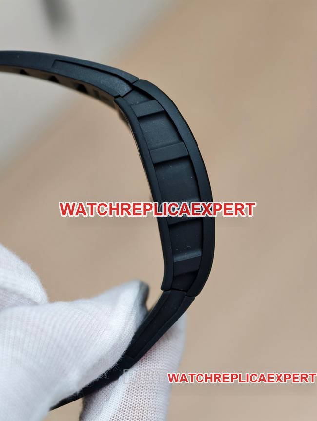 Richard Mille montre réplique haut de gamme usine APS tourbillon mécanique céramique noire caoutchouc modèle RM055photo de profil