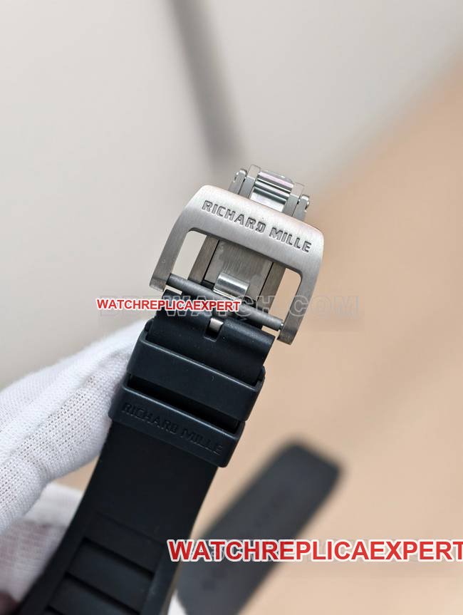 Richard Mille montre réplique haut de gamme usine APS tourbillon mécanique céramique noire caoutchouc modèle RM055photos du fermoir