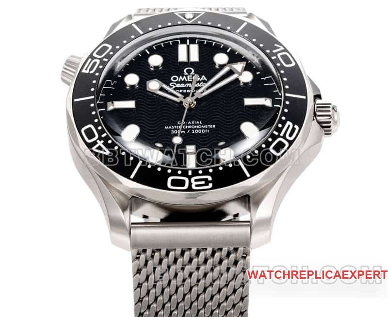 Photo réelle avant de la montre réplique Omega1:1 OR factory Seamaster 300m cadran noir bracelet acier