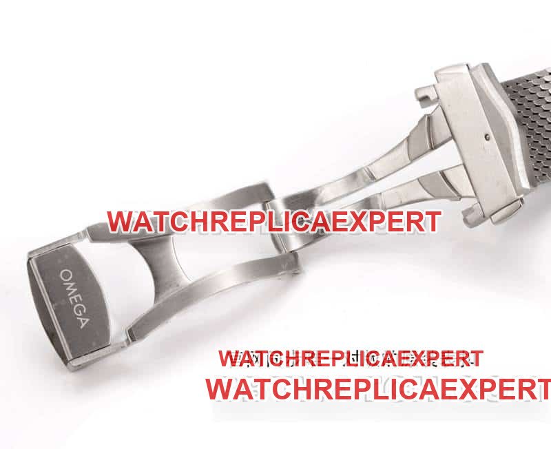 Photos réelles de la boucle de la montre réplique Omega1:1 OR factory Seamaster 300m cadran noir bracelet acier