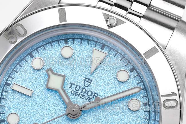 Best replica watch Tudor Biwan ZF factory blue dial54 type M79000front live photo