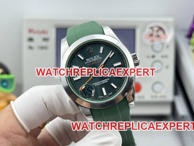 Best replica watch magnetic type VS FactoryRolexgreen dial green rubber model front live photo