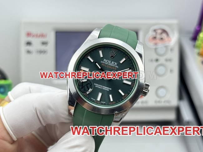 Best replica watch magnetic type VS FactoryRolexgreen dial green rubber model front live photo
