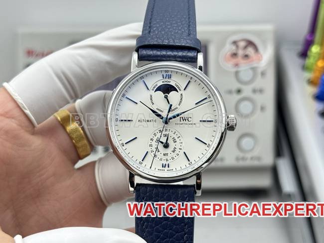 Super Clone-Uhr Portofino GR Factory Universal-Modell mit weißem Zifferblatt, blauen Zeigern und blauem Armband — luxury replica watch guide | Watch Replica Expert
