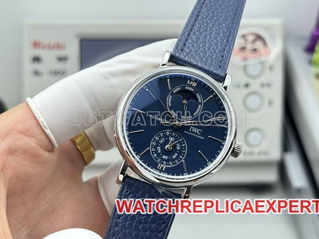 Photo en direct du devant de la montre replica de luxe Portofino GR factory IWC cadran bleu bracelet en cuir bleu