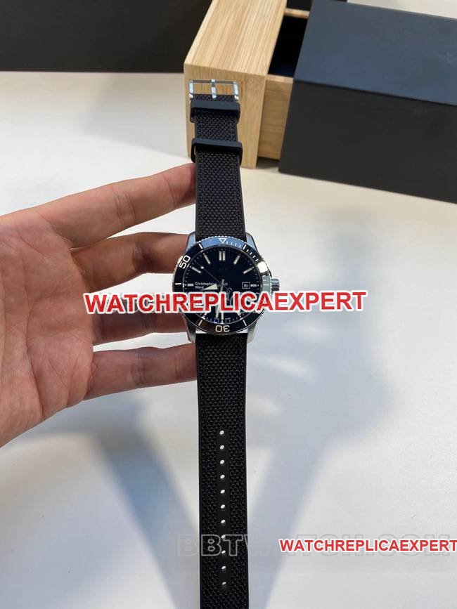 top-tier replica watch christopher ward black dial rubber braceletfront live photo