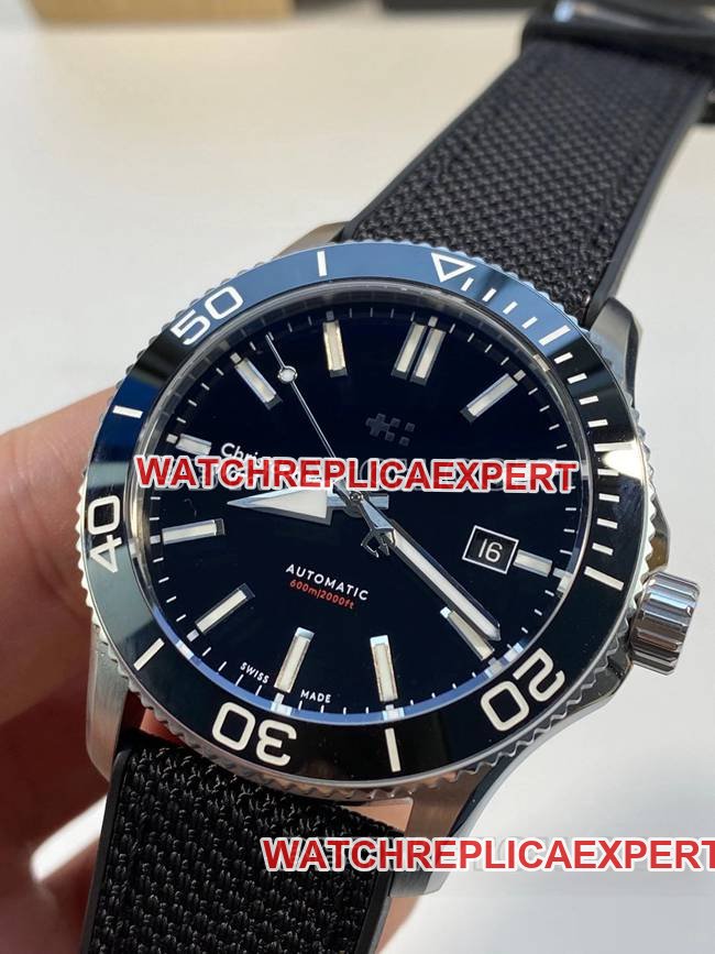 top-tier replica watch christopher ward black dial rubber braceletfront live photo