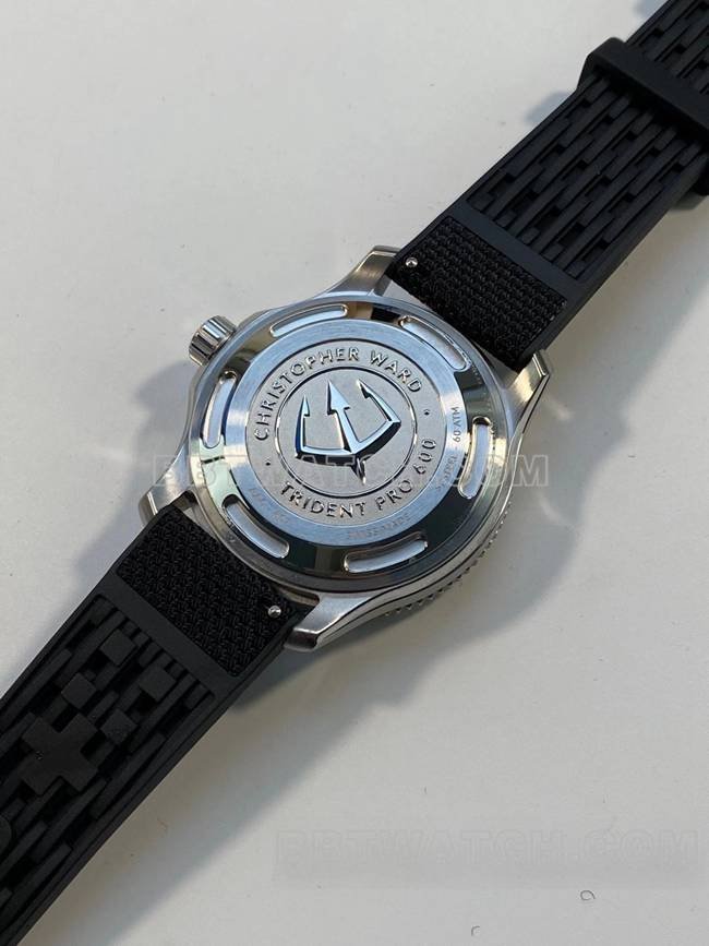 top-tier replica watch christopher ward black dial rubber braceletcaseback live photo