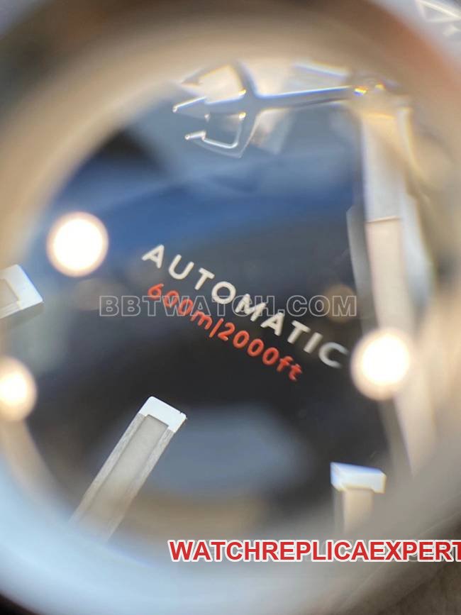 top-tier replica watch christopher ward black dial rubber braceletfront live photo