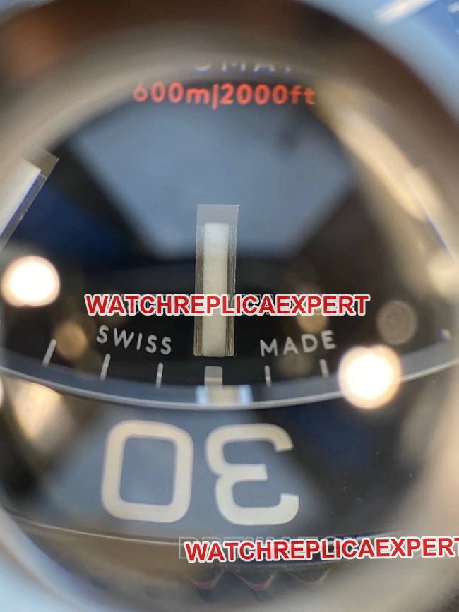top-tier replica watch christopher ward black dial rubber braceletfront live photo