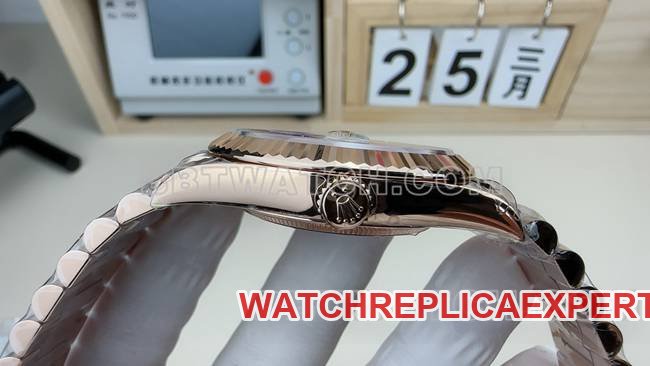 Super clone watch VS FactoryRolexDay-Date rose goldsteel braceletside live photo