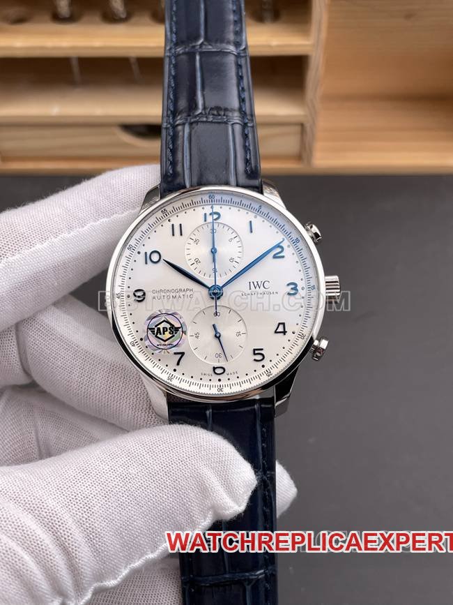 Relógio IWC Portugieser APS Factory Super Clone com mostrador branco prateado e ponteiros azuis — luxury replica watch guide | Watch Replica Expert