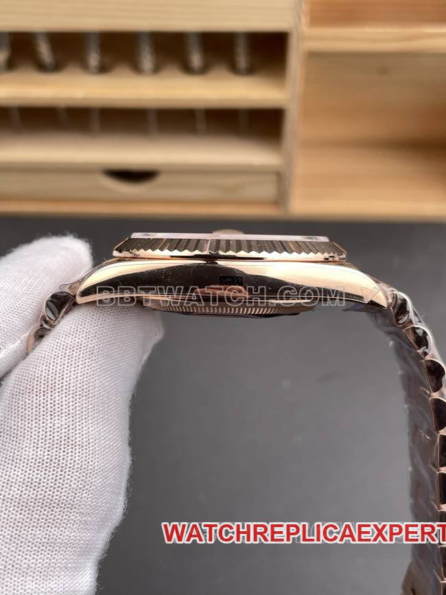 top-tier replica watch QF factory RolexDay-Date olive green dialrose gold40mmside live photo