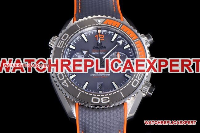 Réplica Premium Omega Seamaster N1 Factory 600M com mostrador em cerâmica platinada e pulseira de borracha cinza prateada — luxury replica watch guide | Watch Replica Expert