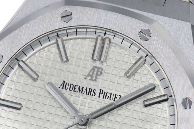 1:1replica watchZF FactoryRoyal OakAudemars Piguetsilver dial15500front live photo