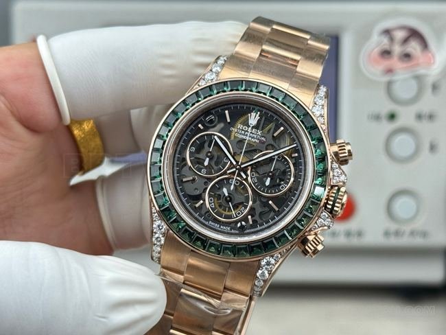 Best replica watch RolexPPM factory Daytona hollow plate emerald diamond bezelfront live photo
