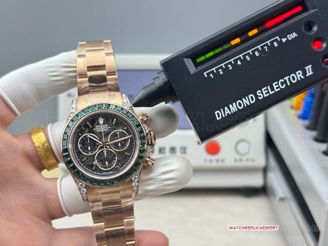Best replica watch RolexPPM factory Daytona hollow plate emerald diamond bezelfront live photo