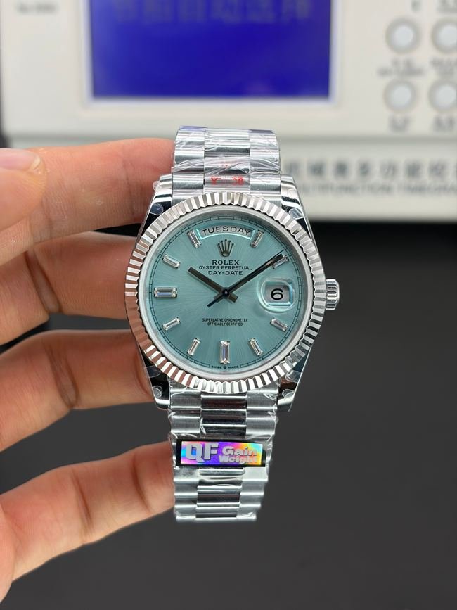 Rolex QF Factory 40mm Calendário diário Super Clone Calendário semanal Mostrador azul gelo com marcadores de horas de diamante quadrado — luxury replica watch guide | Watch Replica Expert