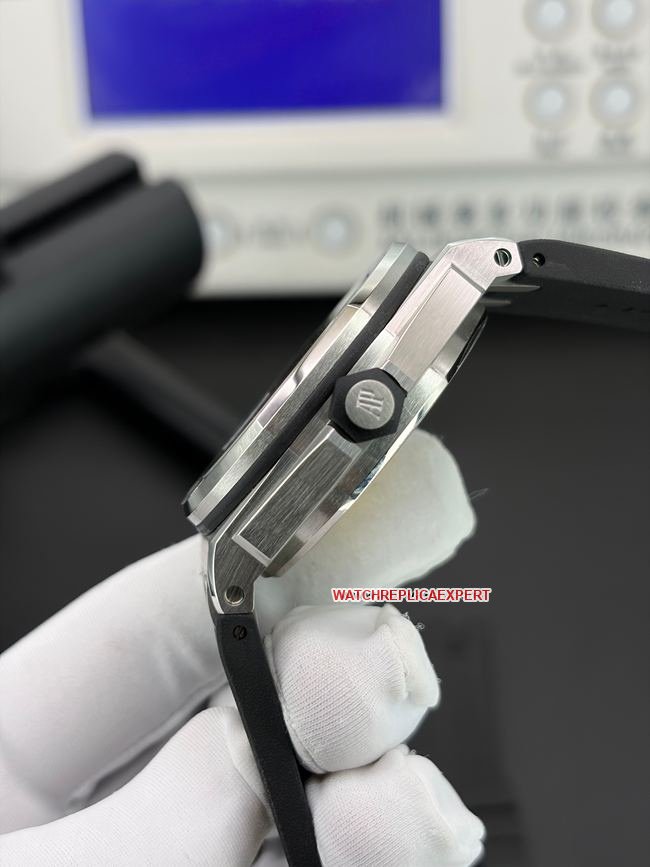Best replica watch APS factory Royal Oak offshore Audemars Piguetblack dial15710side live photo