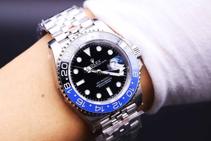 V9 FactoryRolexGMT-Master replica watch review Black and blue circle commemorative bracelet front view