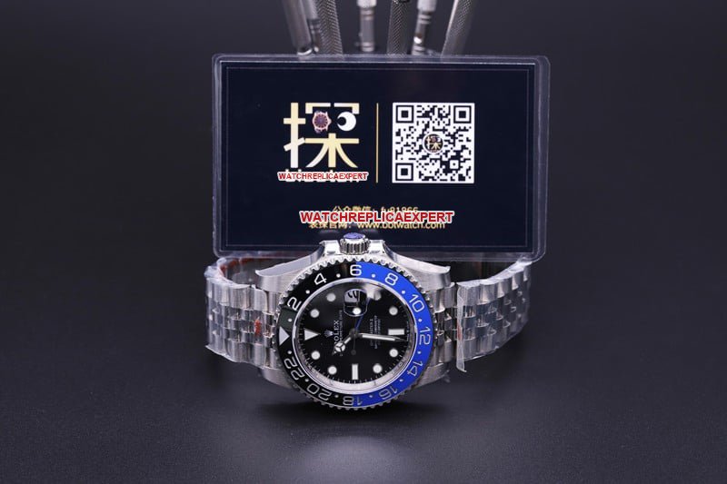 V9 FactoryRolexGMT-Master replica watch review Black and blue circle commemorative bracelet front view